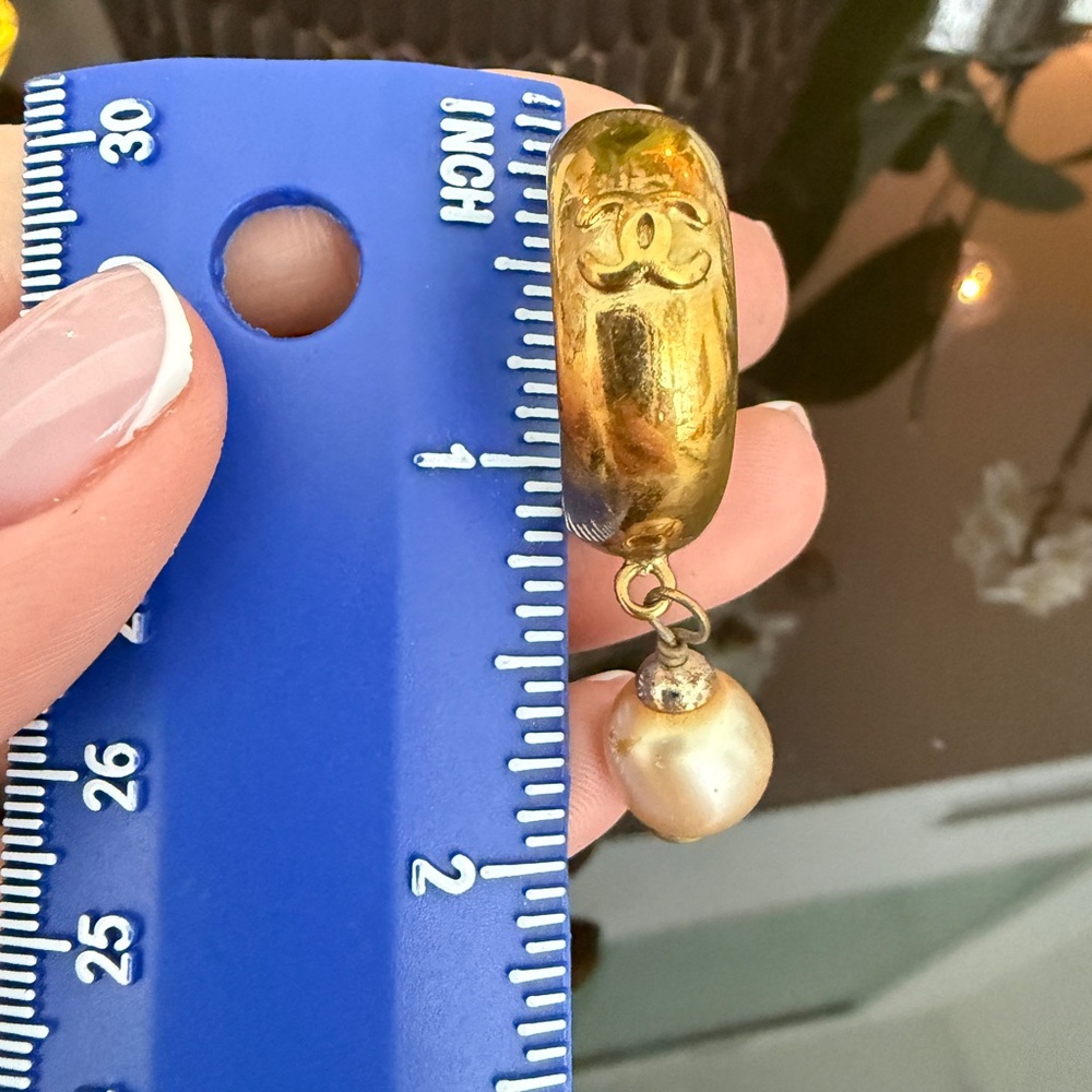 LOT 1734 24K gold plated CHANEL vintage hoop pearl CC clip on earrings - Picture 2 of 13